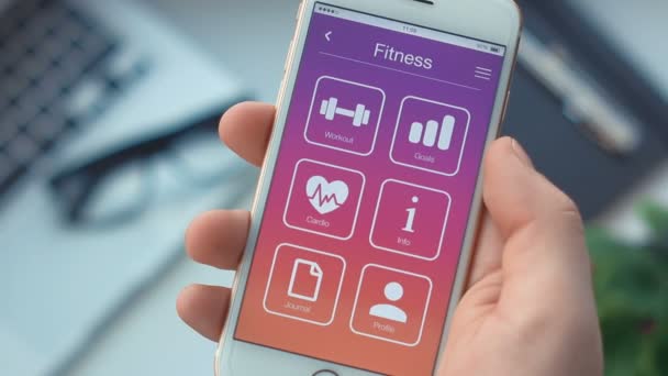 Inställning cykel timer på fitness app på din smartphone — Stockvideo