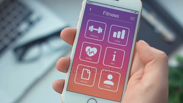 Controle van de fitness-doelen op sport app op de smartphone — Stockvideo