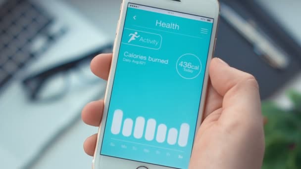 Verificando o monitoramento da atividade no aplicativo de saúde no smartphone — Vídeo de Stock