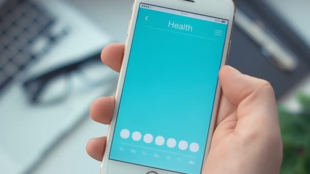 Kontrolle der Herzfrequenz über Gesundheits-App auf dem Smartphone — Stockvideo