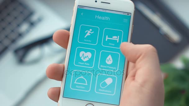 Controle van de bloeddruk controle op gezondheid app op de smartphone — Stockvideo