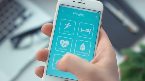 Comprobación del monitoreo nutricional en la aplicación de salud en el teléfono inteligente — Vídeo de stock