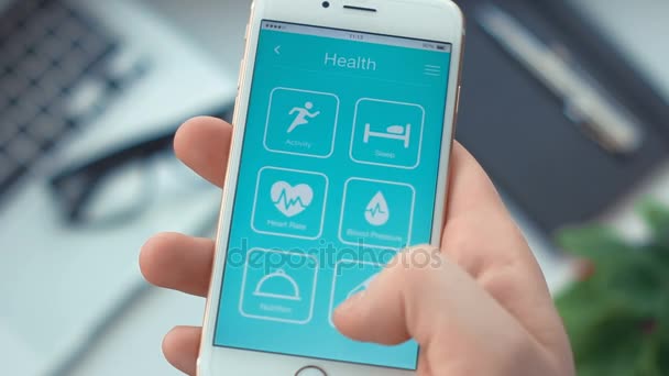 Controleren medicatie bewaking op gezondheid app op de smartphone — Stockvideo