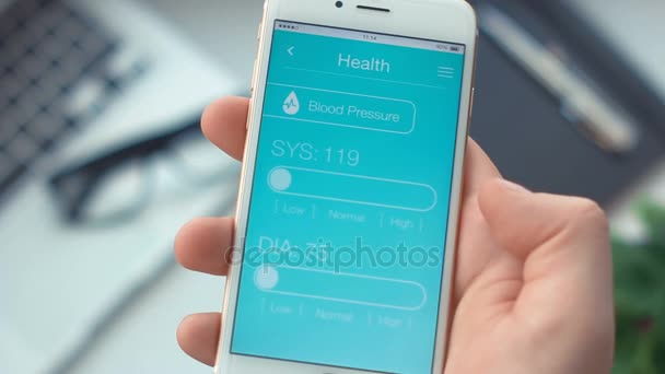 Monitoreo de la presión arterial en la aplicación healt en el teléfono inteligente — Vídeo de stock