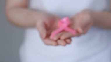 Pembe Meme Kanseri Bilinçlendirme şerit - Meme Kanseri Bilinçlendirme kavramı holding Womans eller