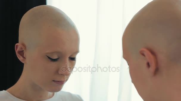 Smutná žena trpící rakovinou pohledu na sebe do zrcadla — Stock video
