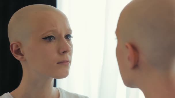 Грустная женщина на химиотерапии обеспокоена и обеспокоена своим внешним видом — стоковое видео