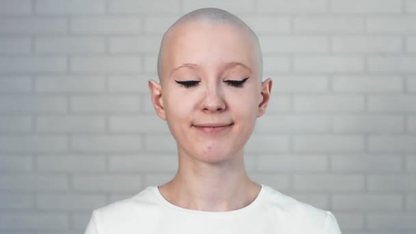 Portrait d'une heureuse survivante du cancer souriant et regardant dans la caméra — Video