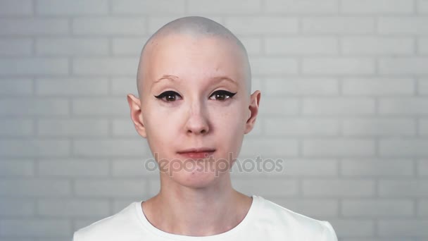 Porträt einer traurigen, depressiven Frau, die an Krebs leidet und in die Kamera blickt — Stockvideo