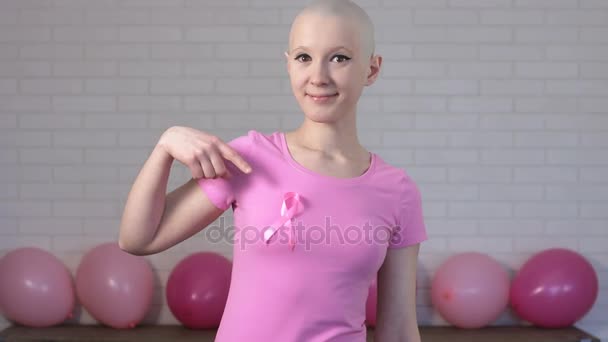 Bonne survivante du cancer du sein femme pointant du doigt le ruban de sensibilisation au cancer du sein concept de sensibilisation au cancer du sein — Video