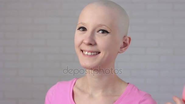 Mulher sobrevivente do câncer de mama feliz aparece fora de balões cor-de-rosa sorrindo e olhando para a câmera conceito de consciência do câncer de mama — Vídeo de Stock