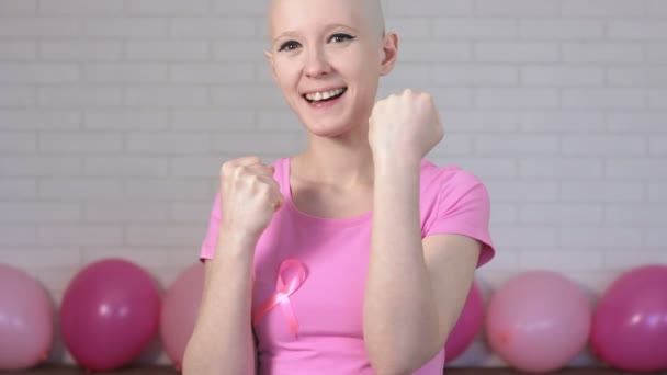 Glad breast cancer överlevande kvinnan bekämpa bröstcancer att göra boxare stansar - breast cancer awareness koncept — Stockvideo