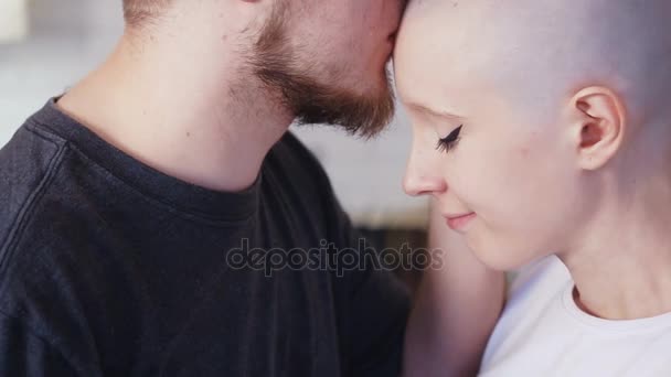 悲しい、落ち込んでいるがん患者の女性は、彼女の夫によってサポートされます。彼は額に彼女にキスは — ストック動画
