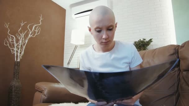悲伤、 忧郁的癌症病人女人读她的诊断 — 图库视频影像