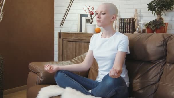 Cáncer mujer paciente se sienta en un sofá y medita — Vídeo de stock