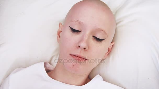 Ovanifrån av en cancer patient kvinna liggande i sängen, vaknar och är rädd och berörda — Stockvideo