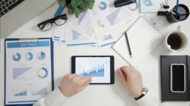 «Ana sayfa» ofis masa başında oturan görünümü işadamı ve grafikler ve dijital tablet inceliyor