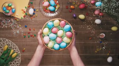 Tablo önünde Paskalya yumurtaları sepetle tutan adam Paskalya yumurtaları ile dekore edilmiştir. Üstten Görünüm