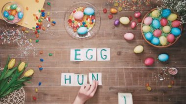 Adam tablo easter yumurta ile dekore edilmiş yumurta avlamak kelimeler koyar. Üstten Görünüm