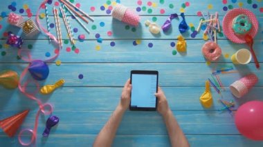 Üstten Görünüm adam dijital tablet kullanma doğum günü partisi planlama