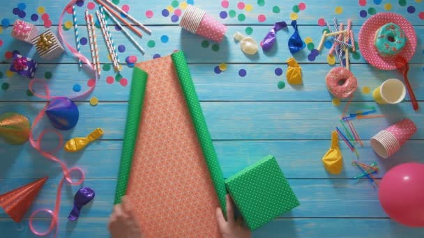 Top view man wrapping birthday gift — Stock Video