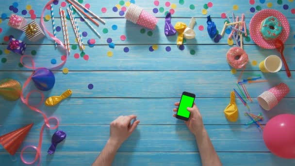 Top vista homem planejando aniversário usando gestos de telefone móvel com tela verde — Vídeo de Stock