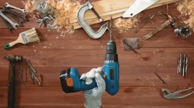 Üstten Görünüm usta bir matkap tutan el ve yanar