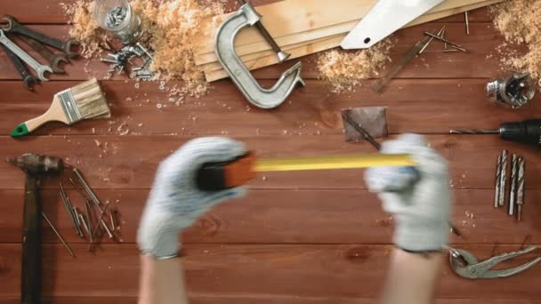 Top vista mãos artesão mostrando fita métrica em ação — Vídeo de Stock