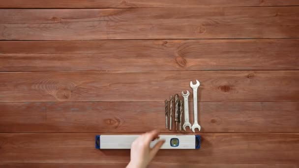 Vista superior time-lapse de una mano que pone en wodden casa conceptual de la tabla usando las herramientas y la materia de la constucción — Vídeo de stock