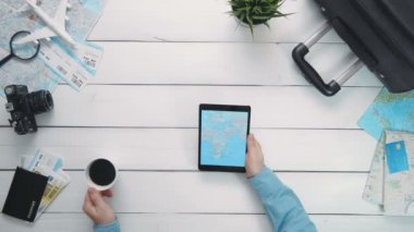 Üstten Görünüm yolcuları eller dijital tablet Beyaz ahşap masa başında nereye seçme haritaya bakıyordum