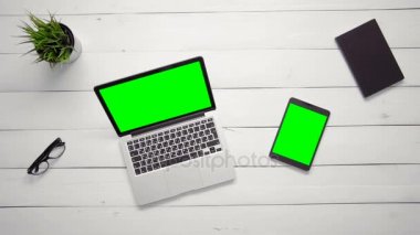 Üstten Görünüm erkek çalışma dizüstü bilgisayar ve dijital tablet yukarıdan beyaz masa üzerinde yalan eller