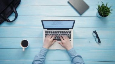 Üstten Görünüm erkek eller yukarıda beyaz masada dizüstü bilgisayar üzerinde çalışan