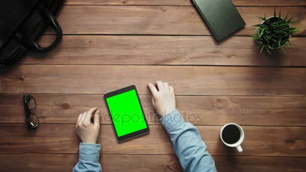 Felülnézet férfi kezét, dolgozó nagy adatok, grafikonok és diagramok használata a smartphone és a digitális tábla fehér asztal fölött fekvő zöld képernyő — Stock videók