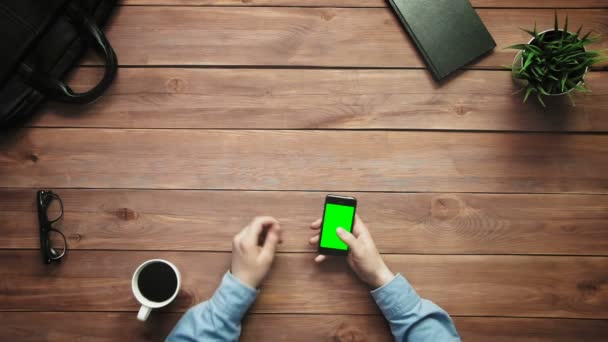 Το Top view εμφανίζει πολλαπλές χειρονομίες σε smartphone με πράσινη οθόνη στο λευκό γραφείο από πάνω αρσενικό χέρια — Αρχείο Βίντεο
