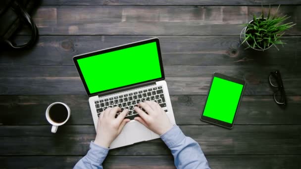 Ovanifrån manliga händer arbetar på bärbar dator och digitala tablett liggande på vita skrivbord från ovan — Stockvideo