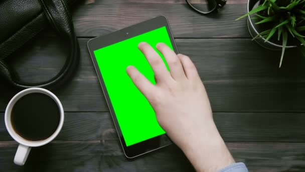 Vue du dessus mains masculines montrant plusieurs gestes sur tablette numérique avec écran vert au bureau blanc d'en haut — Video