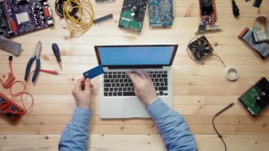 Üstten Görünüm bilgisayar teknisyeni araçları ve elektronik bileşenler satırındaki bilgisayar bileşenleri satın alma ile ahşap masa