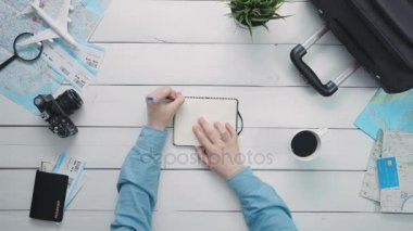 Üstten Görünüm yolcuları eller http://i50.tinypic.com/5yvink.jpg notları not defterinin Beyaz ahşap masa