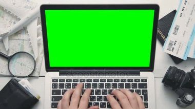 Beyaz tahta masada yeşil ekranlı dizüstü bilgisayar kullanan üstten görünüm yolcuları eller