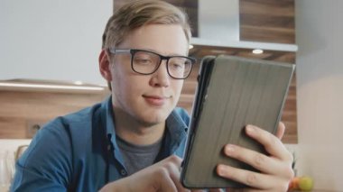 Dijital tablet sosyal ağ sohbet kullanan genç adam