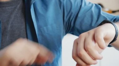 Spor salonuna gitmeden önce kontrol fitness izci genç adam