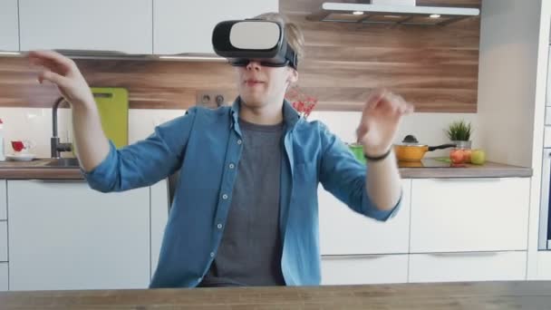 Ung man med hjälp av vr-headset har roligt hemma — Stockvideo