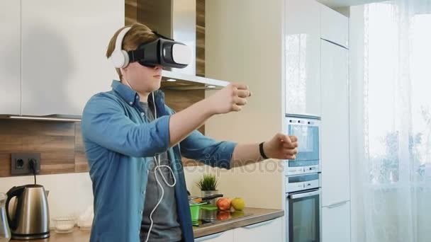 Jonge man spelen met behulp van vr headset racegames — Stockvideo