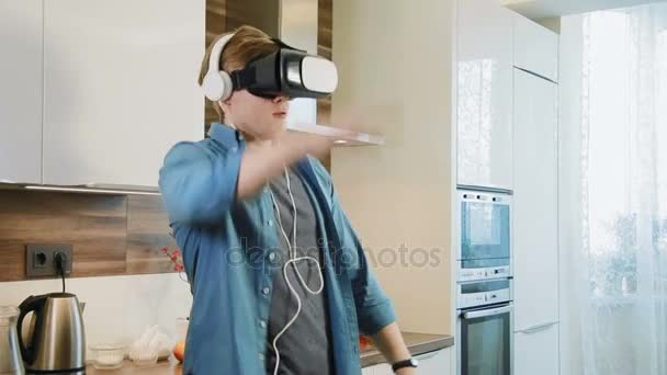 Young man using vr headset looking at rock concert — Stock Video