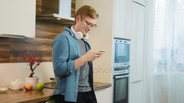 Sosyal ağ kullanarak telefon mesaj kullanan genç adam