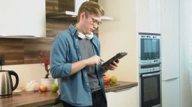 Dijital tablet sosyal ağ sohbet kullanan genç adam