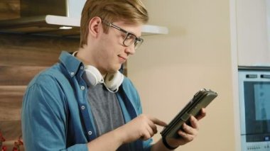 Dijital tablet sosyal ağ sohbet kullanan genç adam