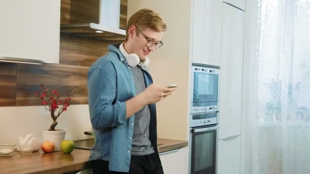 Hombre joven usando mensajes de texto telefónicos usando redes sociales — Vídeo de stock