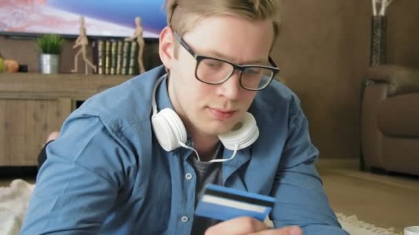 Hombre joven de compras en línea con tarjeta de crédito y tableta digital — Vídeo de stock