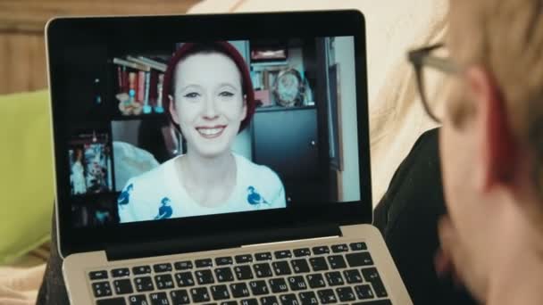Ung man har en videochatt konversation på hans bärbara dator med unga hipster kvinna — Stockvideo